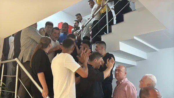 Mutlak Butlan Sonrası CHP'de Sular Durulmuyor! İzmir'de İl Başkanlığı Binasında Arbede
